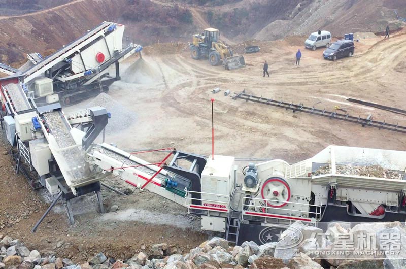 履帶式破碎機(jī)多機(jī)組聯(lián)合工作現(xiàn)場(chǎng) 履帶式破碎機(jī)多機(jī)組聯(lián)合工作現(xiàn)場(chǎng)