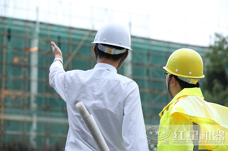 紅星技術工程師在與客戶實地考察施工現場討論方案