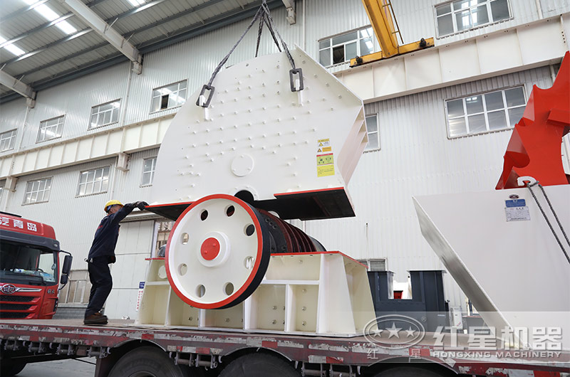 技術工人在協助錘式粉碎機安全裝車中