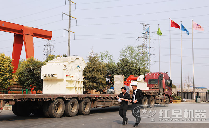 紅星液壓開箱制砂機發貨現場