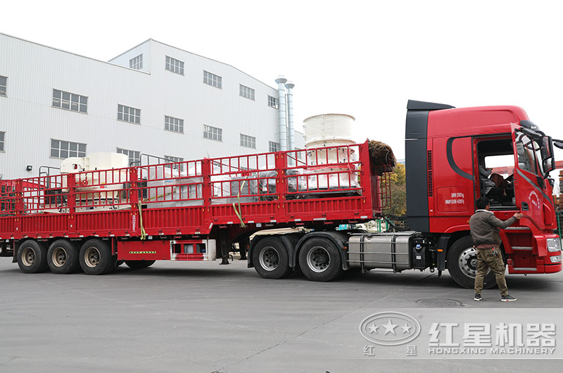 紅星小型河卵石制砂機發貨現場