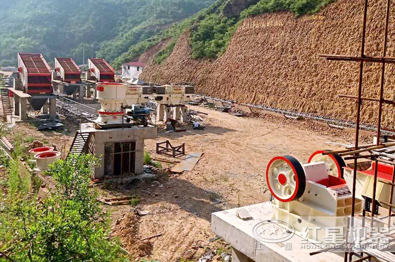 沙廠生產線安裝安裝中，石料粉碎設備有鄂破、圓錐破和制砂機