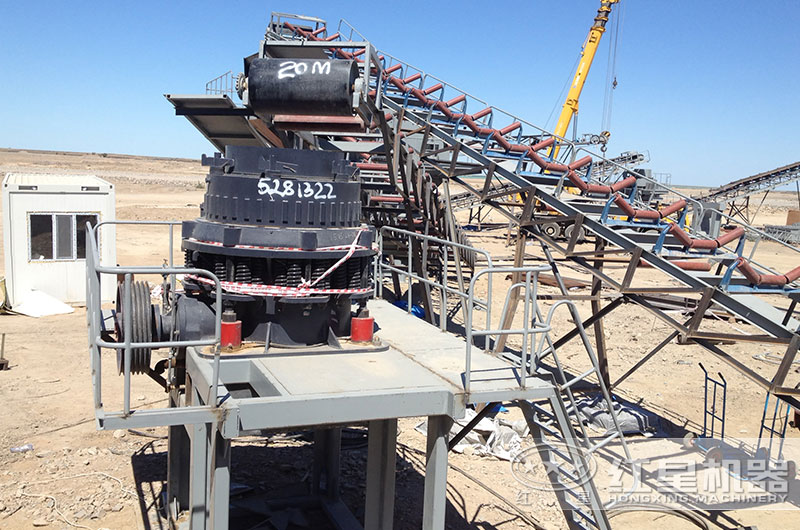 花崗巖破碎生產線一角，圓錐破碎機