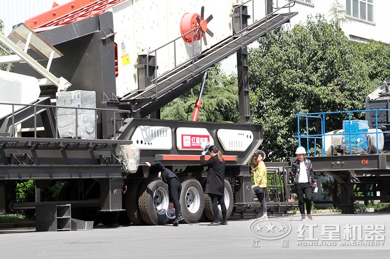 紅星支持用戶(hù)到廠實(shí)地考察移動(dòng)破碎機(jī)