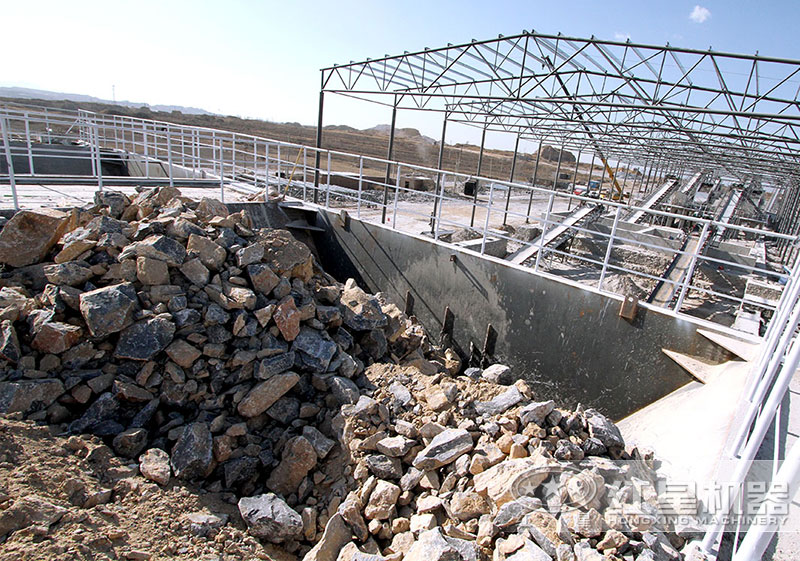 大塊石頭破碎機一天能碎多少噸石子？有幾種類型？價格多少