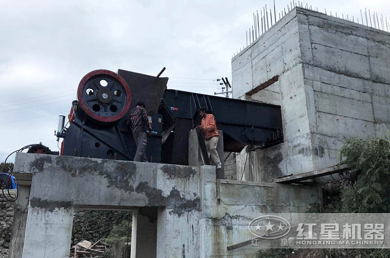 大型鱷式碎石機(jī)設(shè)備不同、型號不同、報價不同